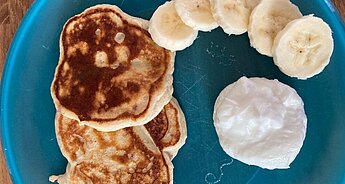 Porridge pancakes with banana and yoghurt