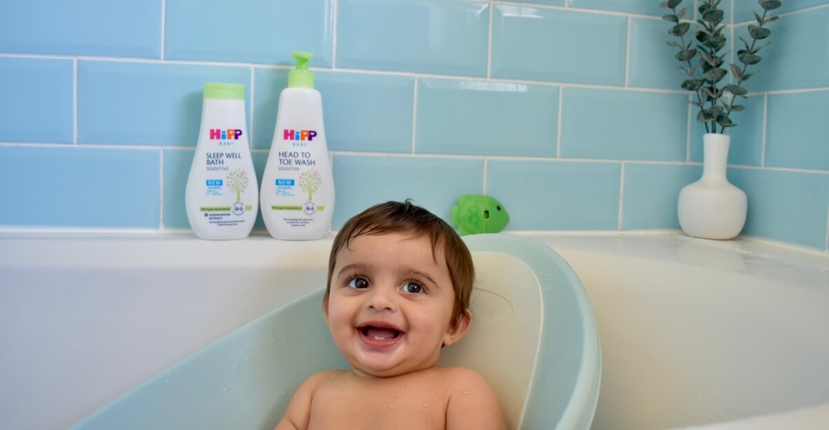 Baby in baby bath with HiPP products